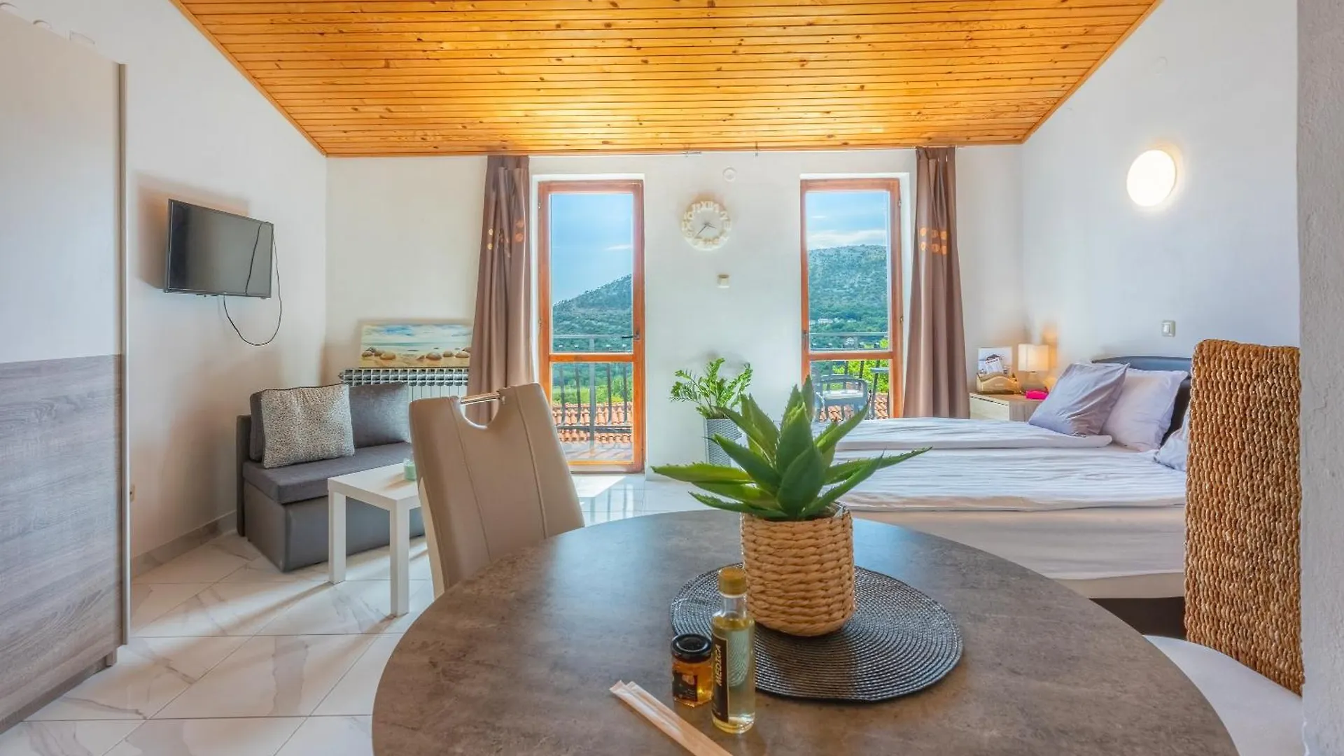 As Apartments With Swimming Pool And A Large Yard Bribir  Croazia